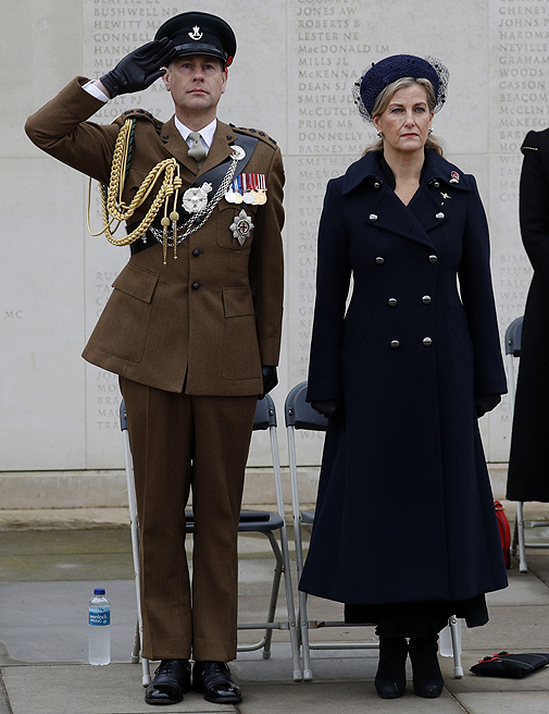 La condesa de Wessex con abrigo de corte militar y botas en el acto por el Da del Armisticio.