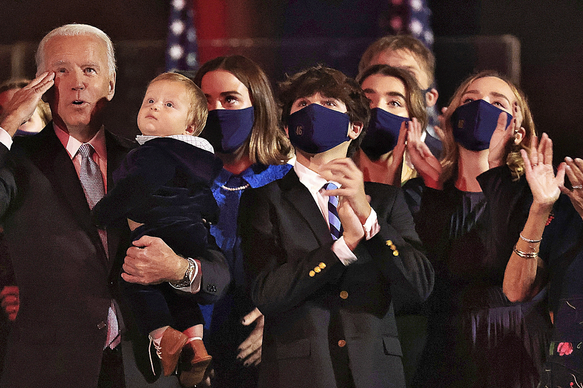 Joe Biden celebra junto a su familia el anuncio de su victoria electoral.
