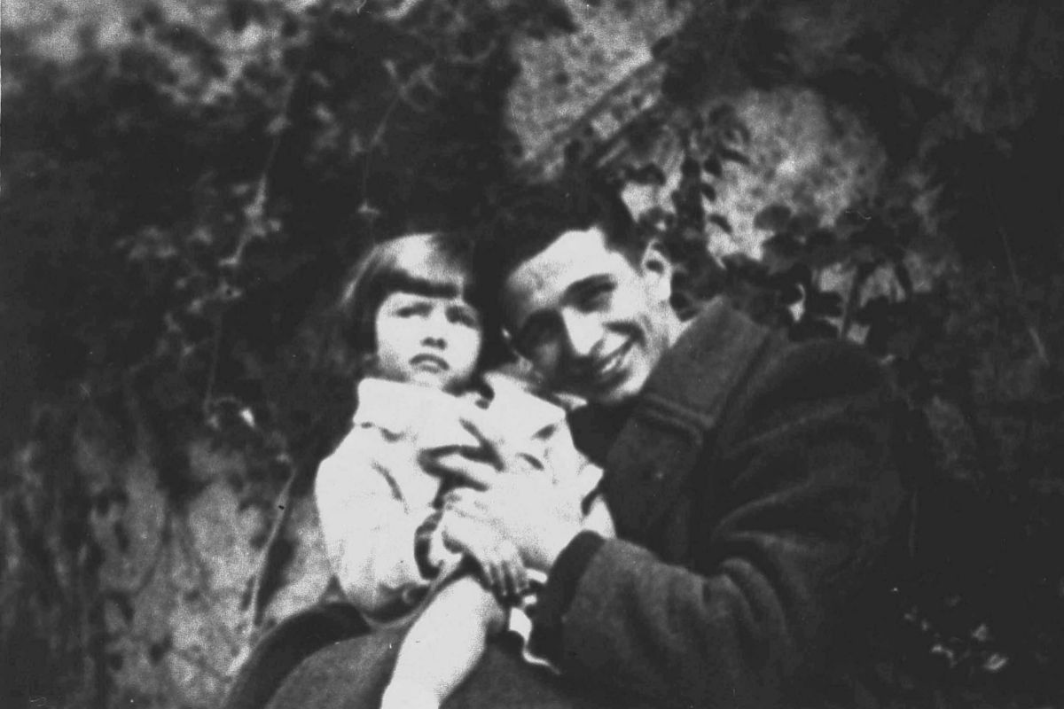 La actriz, con 3 años, en brazos de su padre, Riccardo Scicolone.