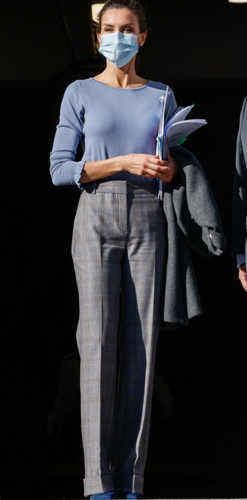 Doa Letizia con pantaln Prncipe de Gales de Massimo Dutti que estren en 2017 y jersey azul cielo