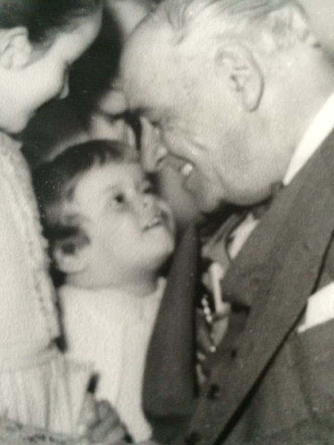 Ins Ortega, de beb, con su abuelo Jos Ortega y Gasset poco antes de que el filsofo muriera en 1955.