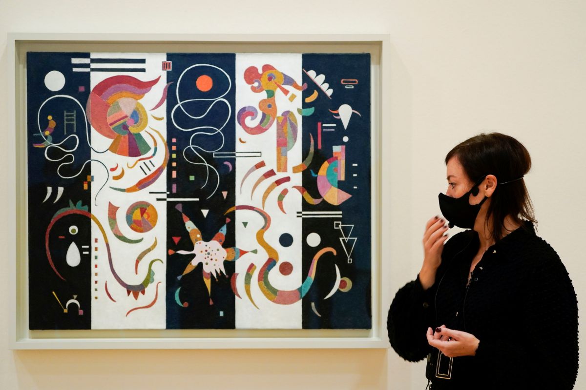 La curadora Lekha Hileman Waitoller, frente un cuadro de Vasily Kandinsky.