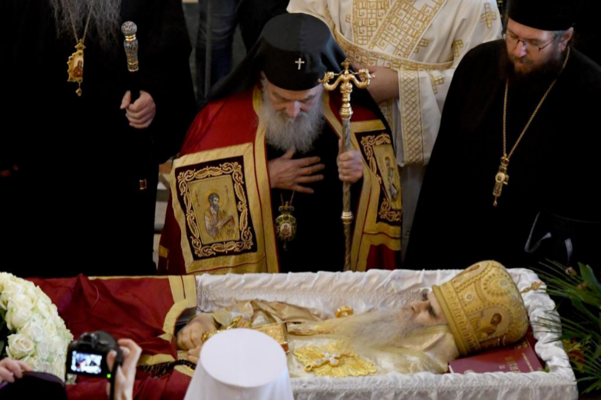 El Patriarca Ireneo (en el centro), durante el funeral, el 1 de noviembre, de Amfilohije Radovic, muerto por coronavirus y despedido en un funeral en el que no se respetaron las medidas sanitarias