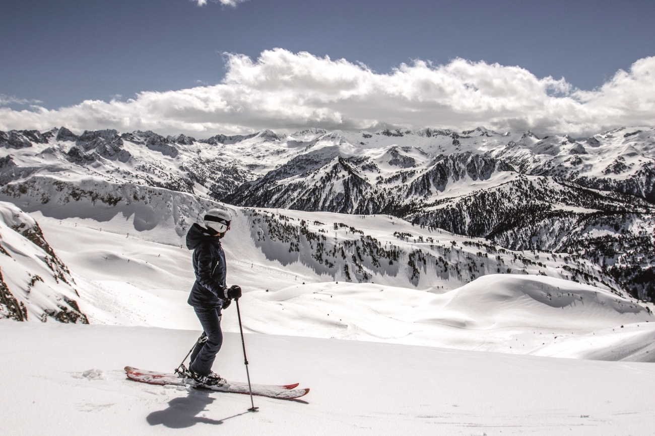 Una esquiadora en Baqueira Beret.