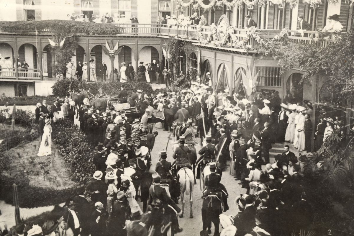 Llegada del Rey Alfonso XIII y la Reina Victoria Eugenia de Battemberg al Hotel Santa Catalina en su visita a Canarias en 1906.