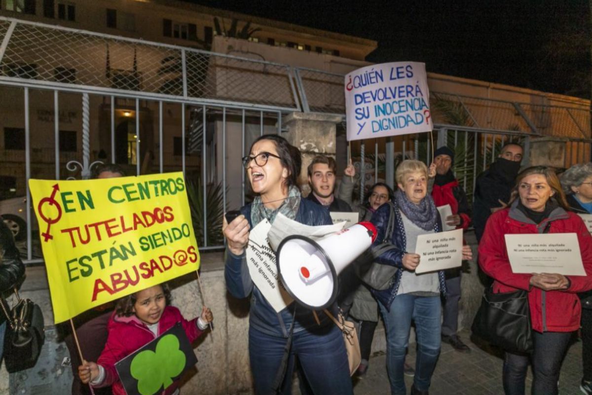 Concentracin de protesta contra los abusos a menores tutelados en Mallorca.