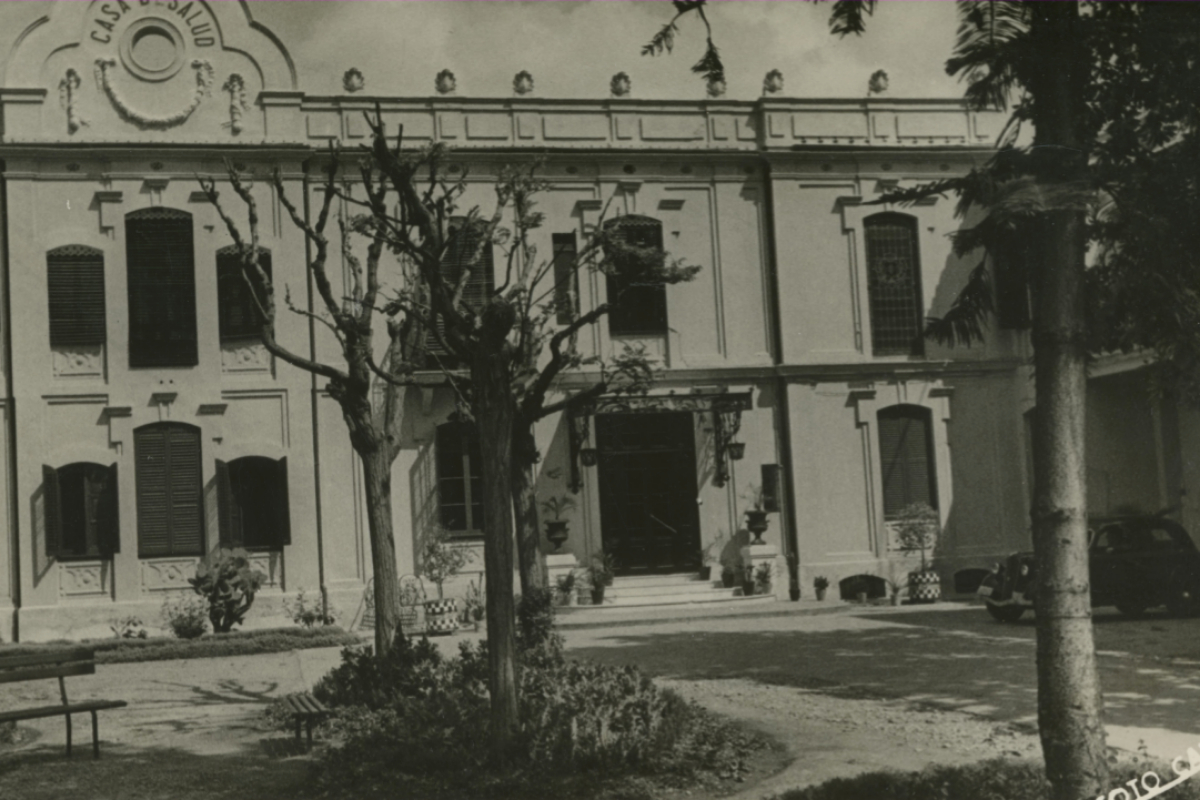 Imagen de principios del siglo XX del patio interior de hospital.