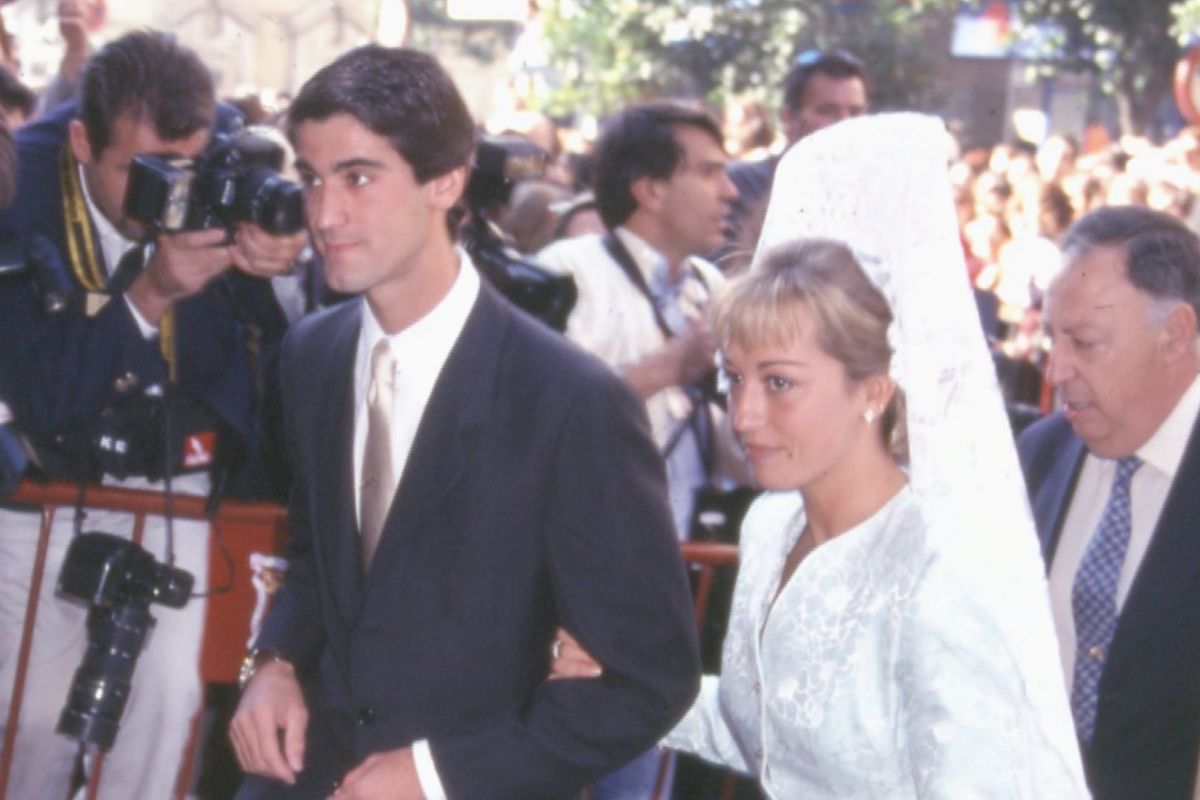 El torero y Beln Esteban, en la boda de Eugenia Martnez de Irujo y Fran Rivera, en 1998.