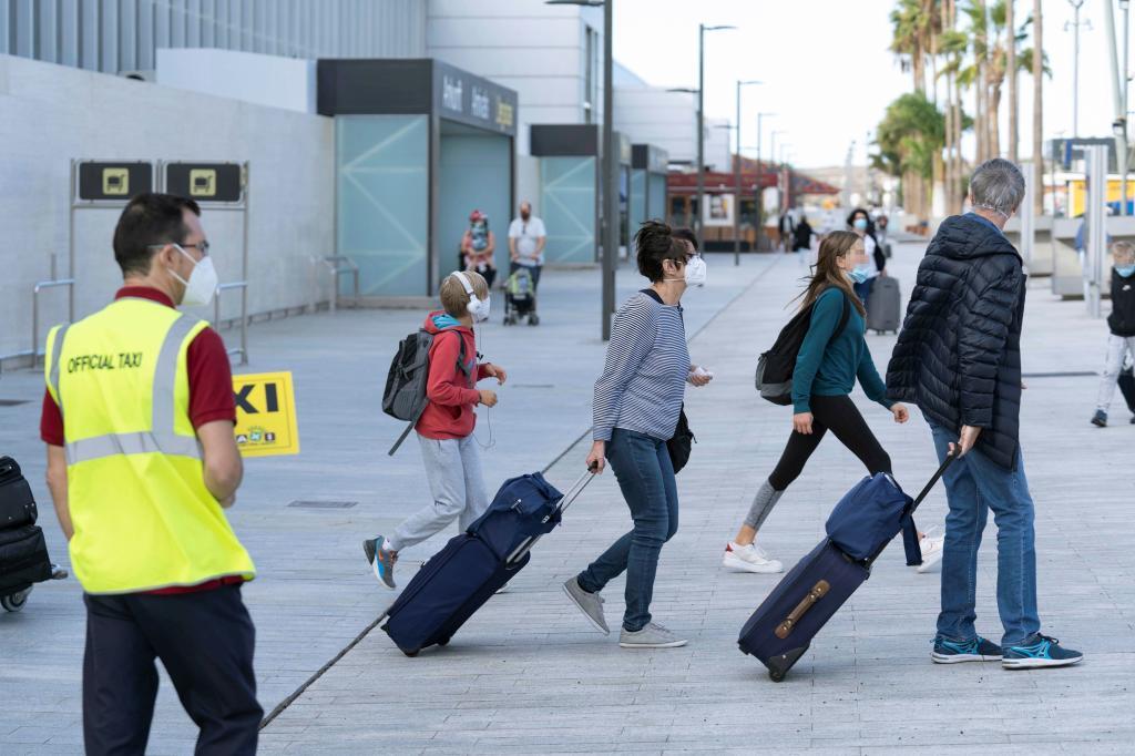 Llegada de turistas al aeropuerto de Tenerife Sur.