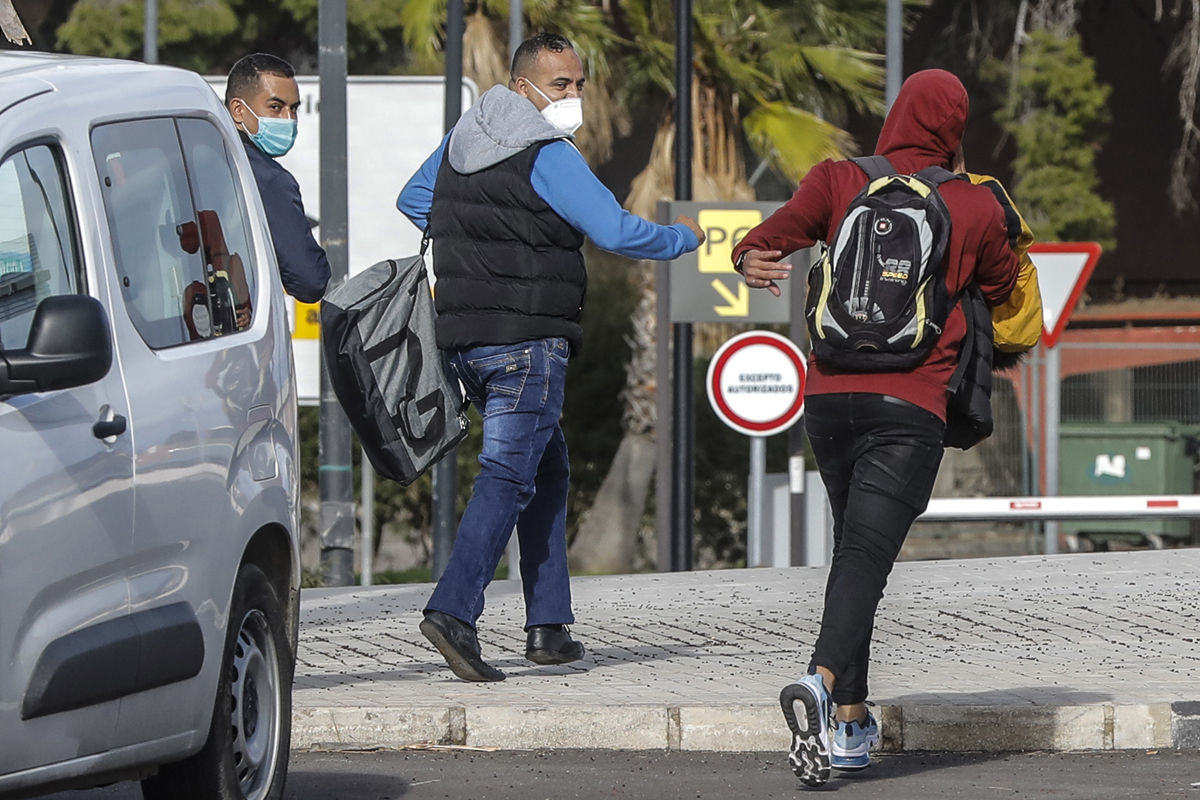 Dos inmigrantes abandonan el aeropuerto de Manises, en Valencia.