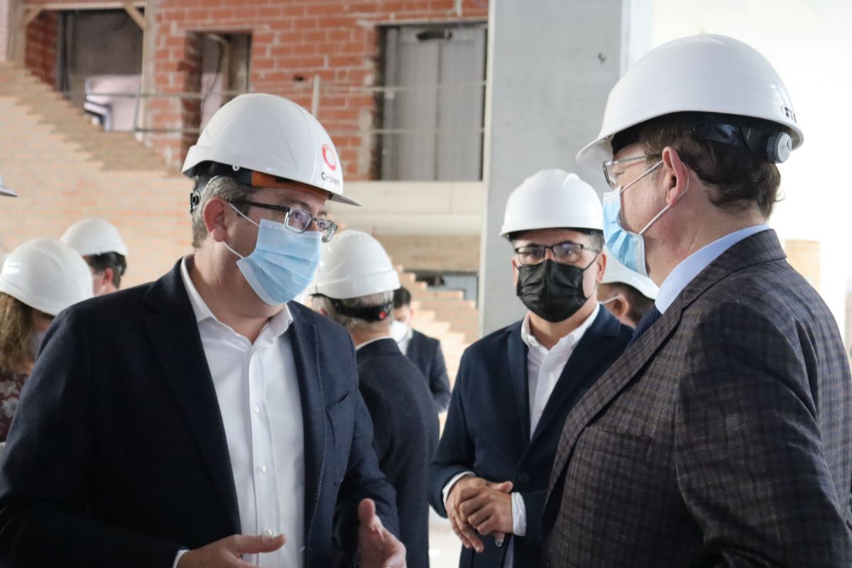 El alcalde de Benidorm, Toni Pérez (PP) y el presidente de la Generalitat, Ximo Puig (PSOE), ayer en la visita a las obras.