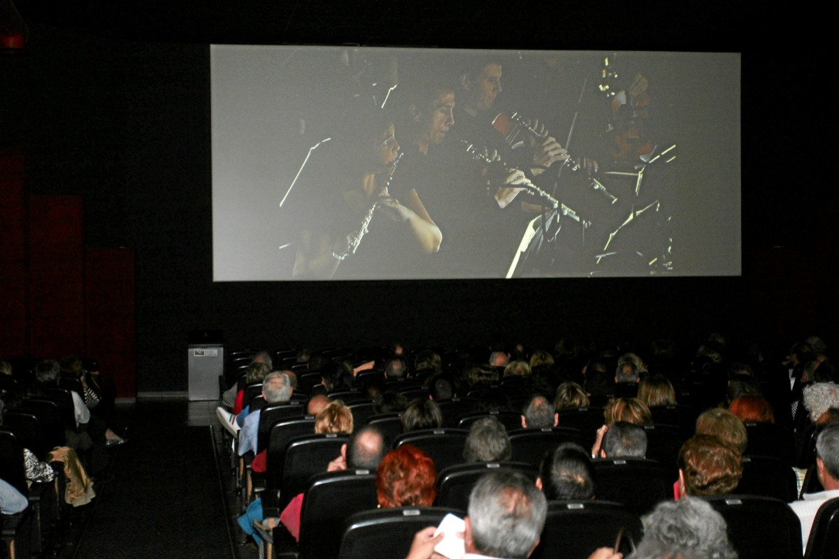 Espectadores en una sala de los Cines Ideal.