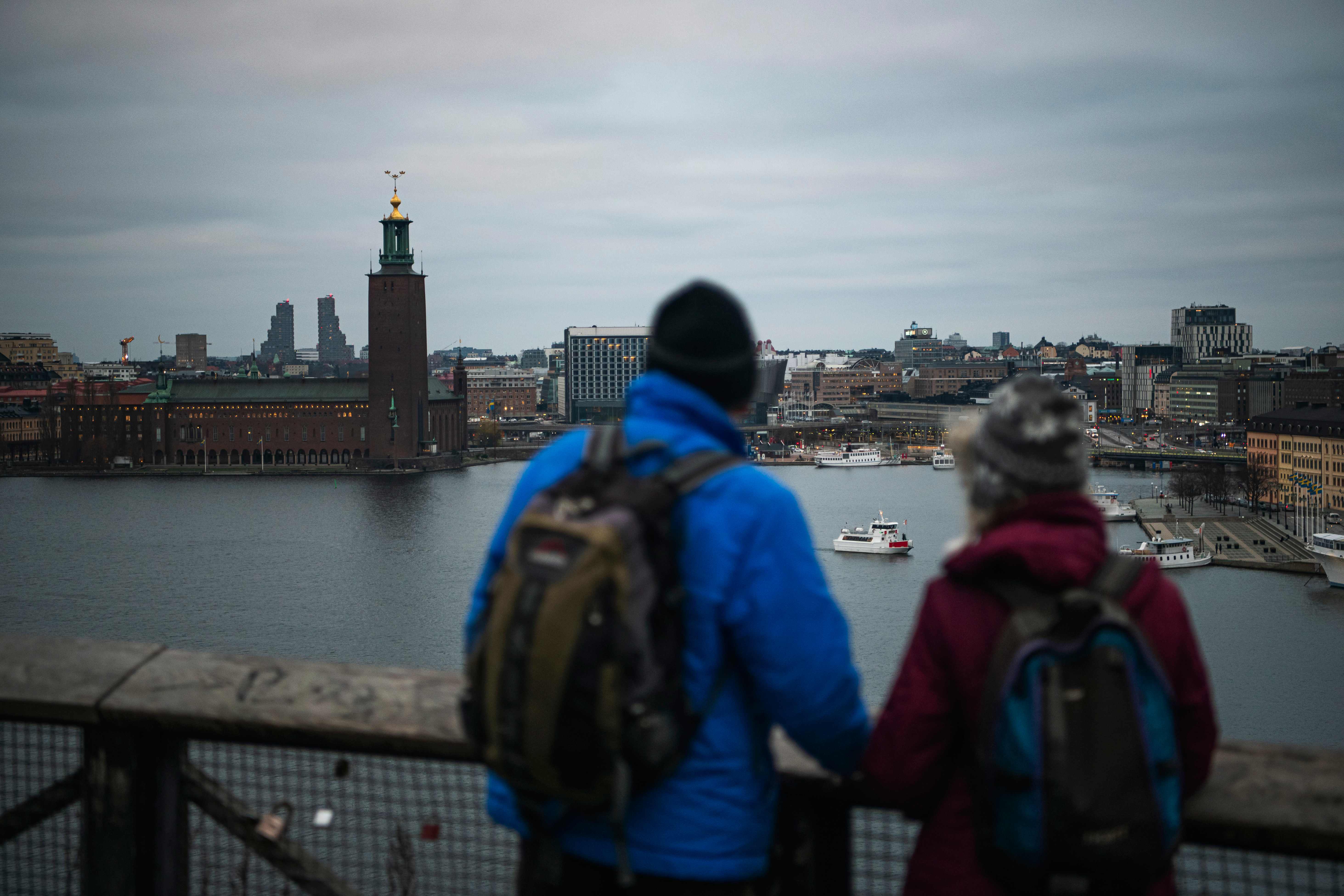 Dos personas disfrutan de la panormica de Estocolmo.