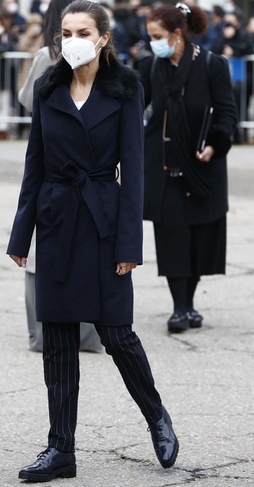 La Reina con pantalones raya diplomtica y zapatos planos tipos...