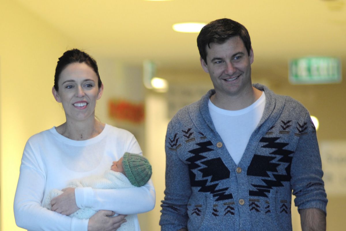 Arden y su marido Clake Gayford, saliendo del hospital tras dar a luz a su primer hijo.