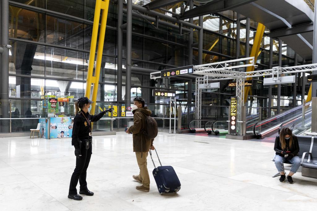 Dos trabajadores de aerolíneas en el aeropuerto de Madrid-Barajas