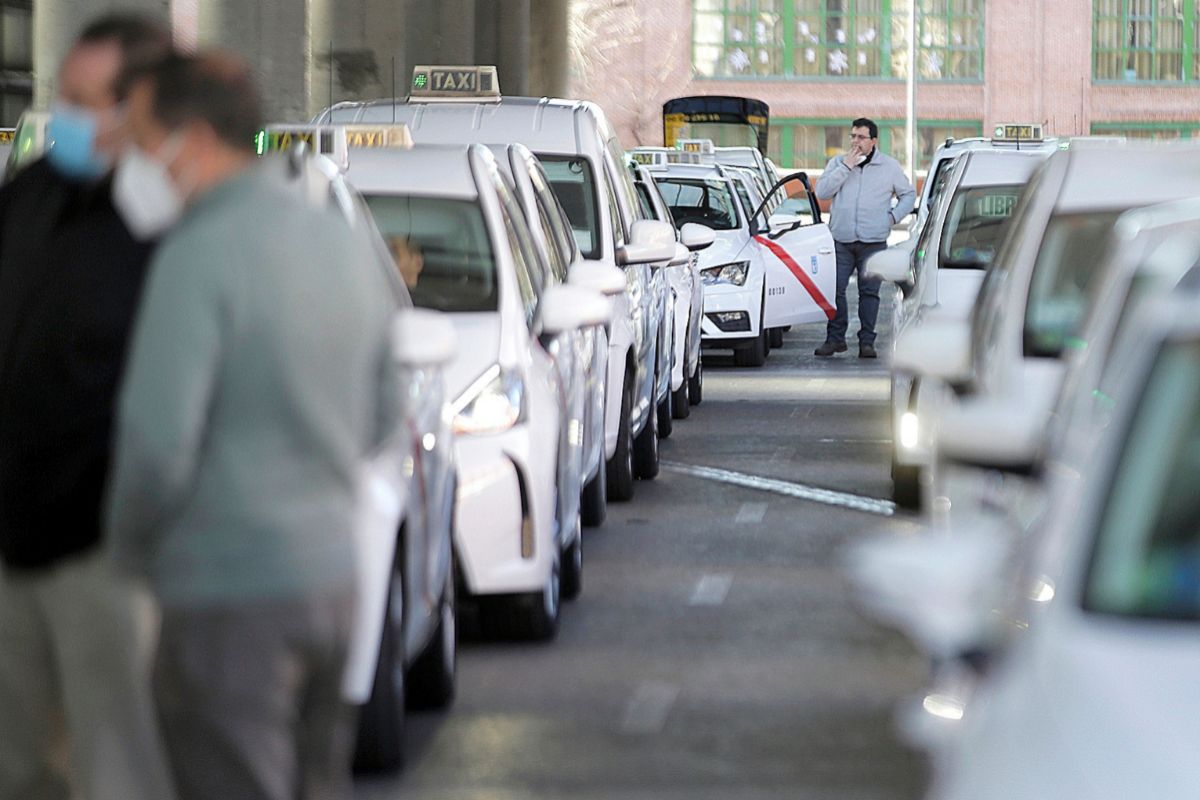 La Comunidad de Madrid da una moratoria a los taxistas para que puedan utilizar los vehículos con más de 10 años de antigüedad