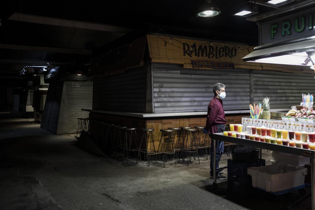 Mercado de la Boquera de Barcelona con la mayor parte de sus puestos cerrados