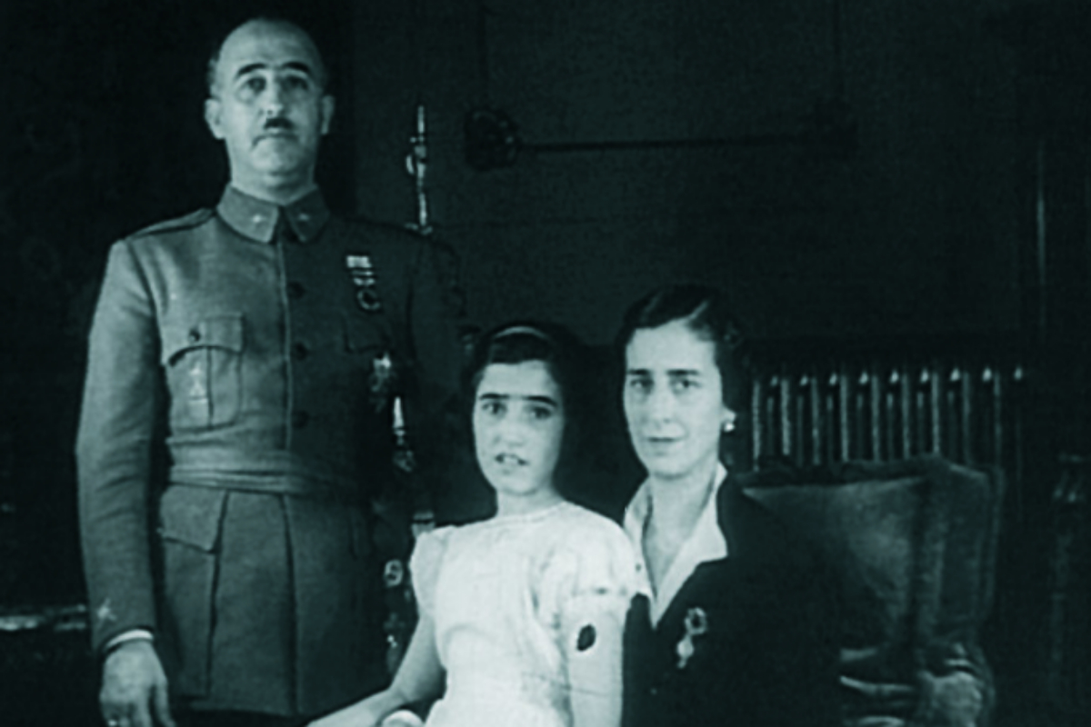 Carmen, de nia, junto a sus padres, Francisco Franco y Carmen Polo.