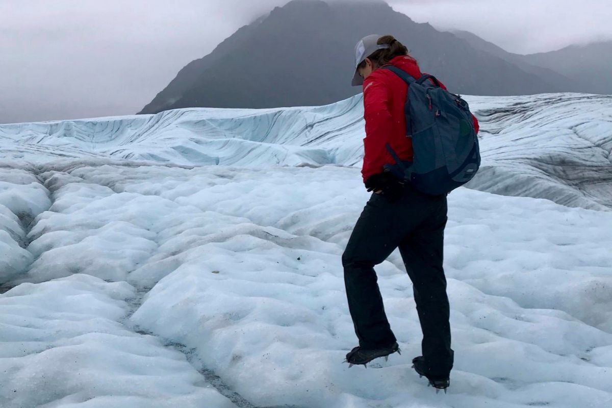 Viñas camina por el glaciar Kennicott de Alaska durante una de sus expediciones polares en la NASA