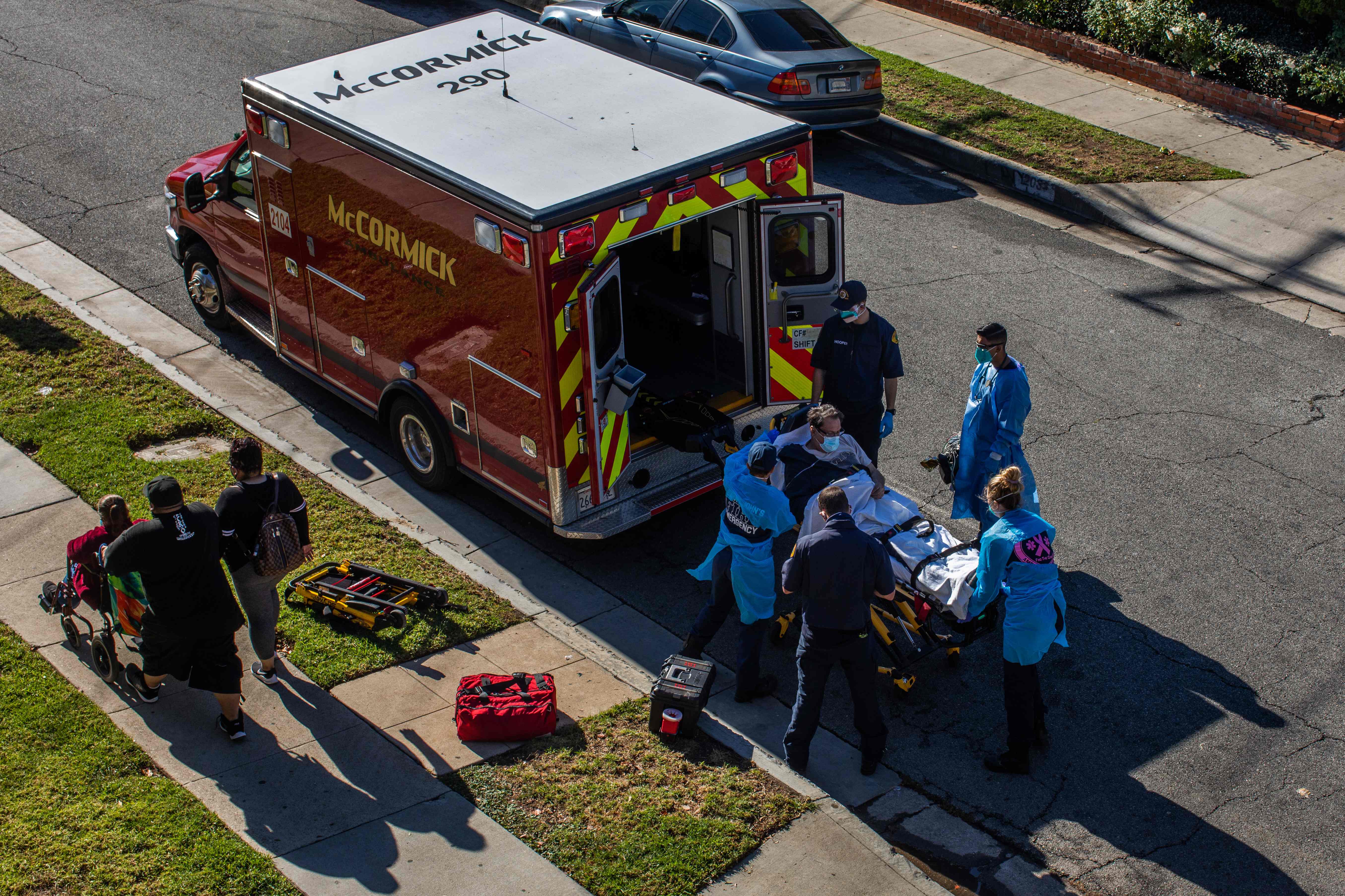 Un equipo de paramédicos traslada a un paciente con síntomas del Covid-19, este miércoles en Hawthorne (California).