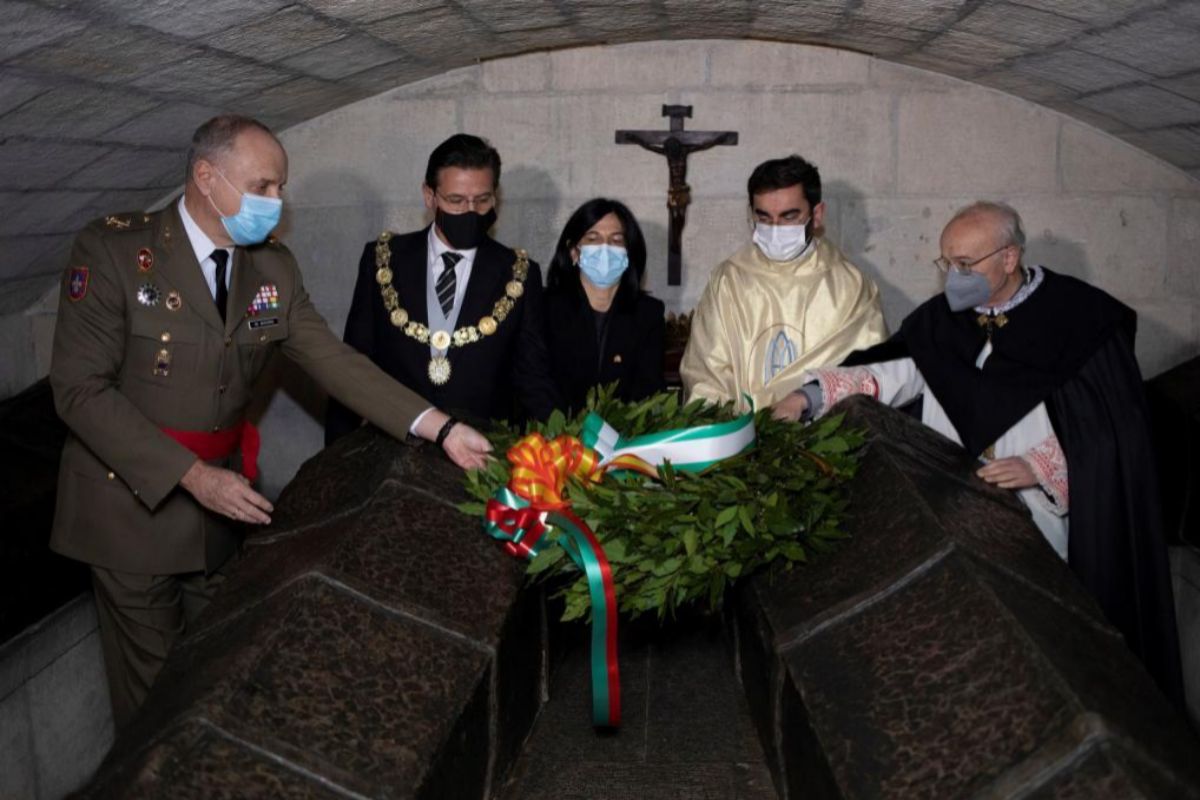 El alcalde de Granada y otras autoridades realizan la ofrenda floral en la tumba de los Reyes Catlicos.