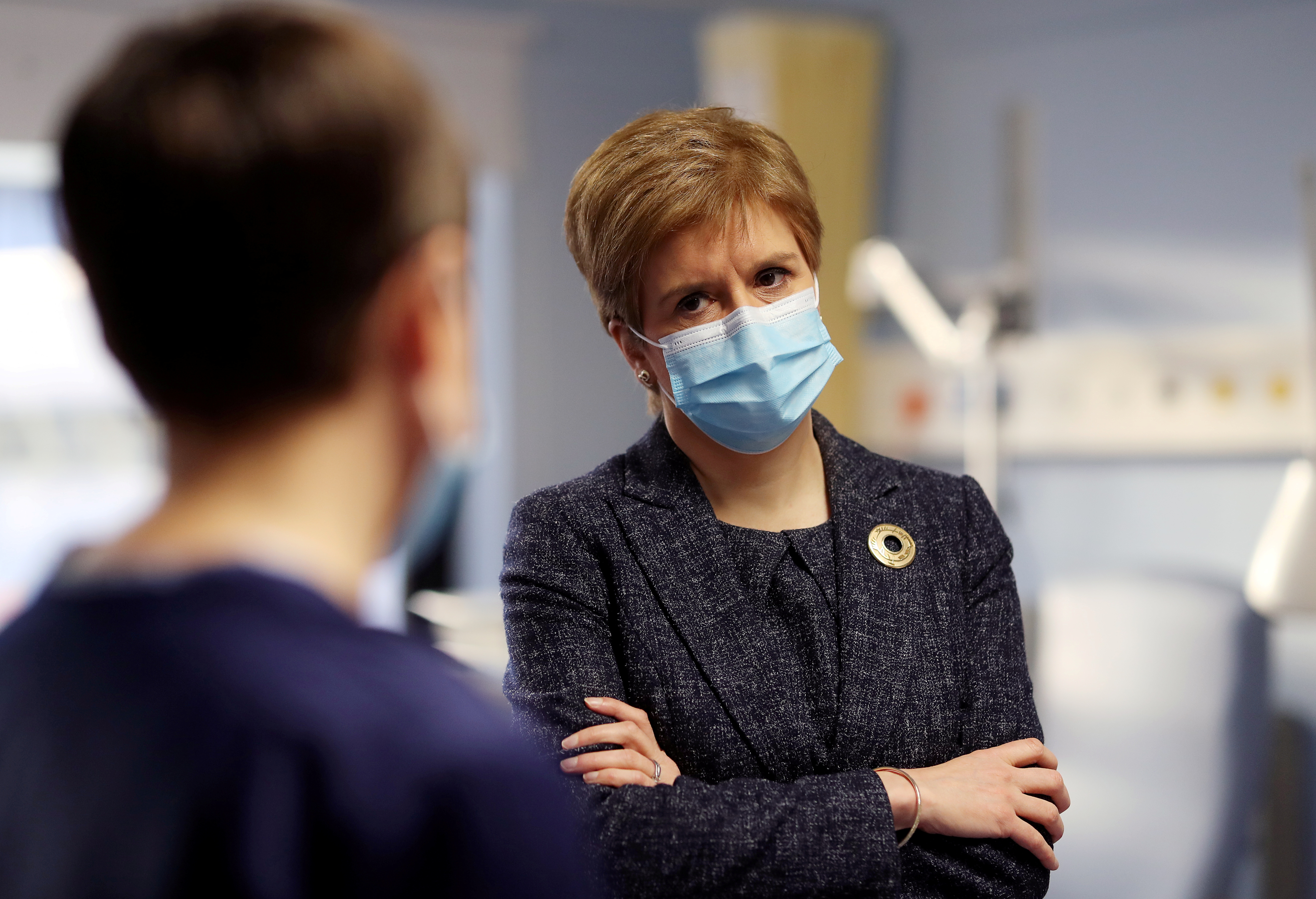 Sturgeon, durante una visita al hospital de Edimburgo.