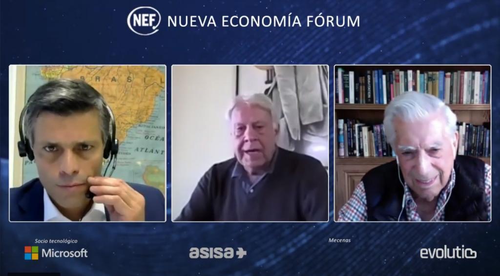 Felipe González, en el centro, charla con el opositor Leopoldo López y el Nobel Mario Vargas Llosa sobre la situación en Venezuela.