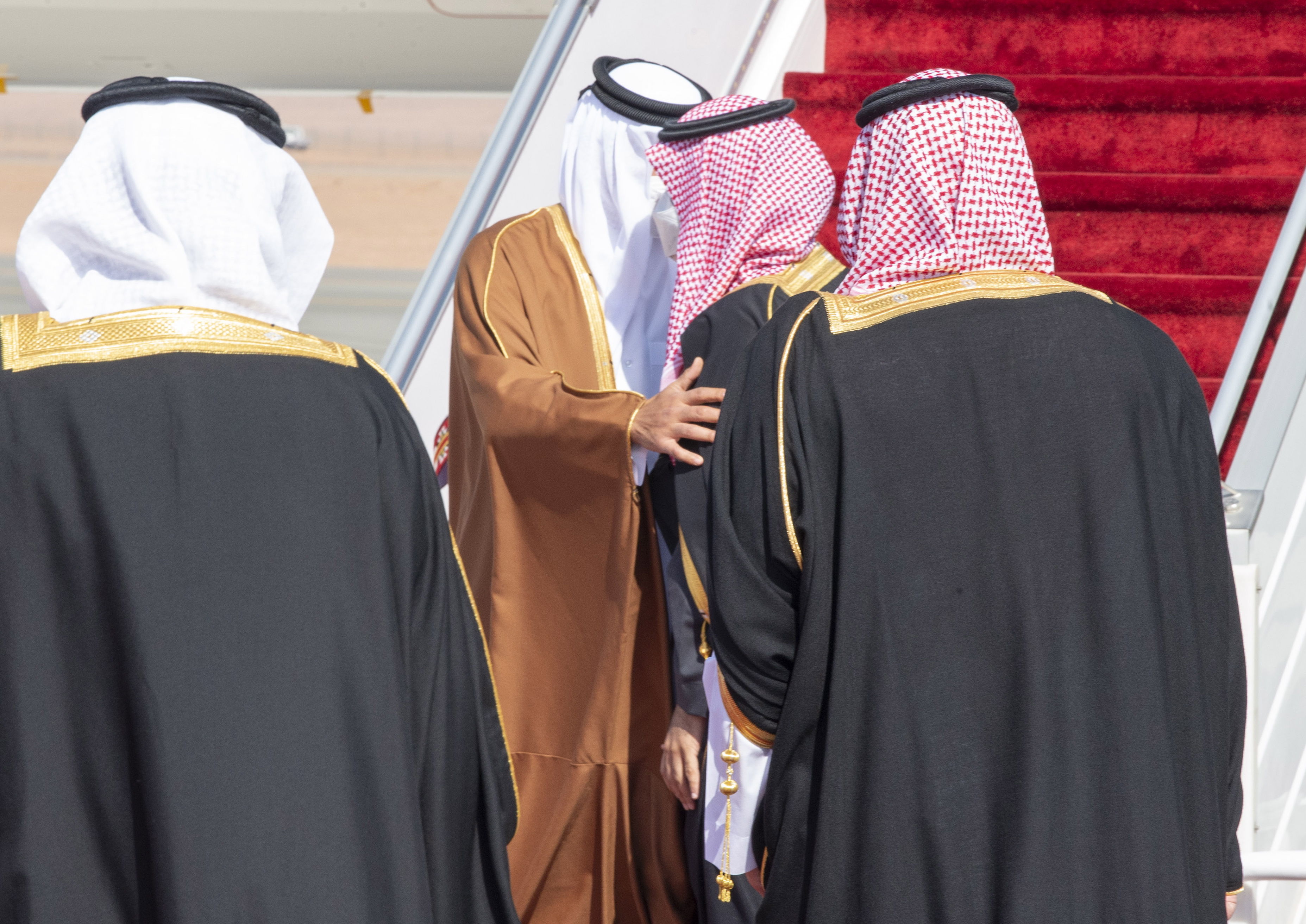 Saludo entre Mohamed bin Salman y Tamim bin Hamad al Zani en el aeropuerto de Al Ula, este martes.
