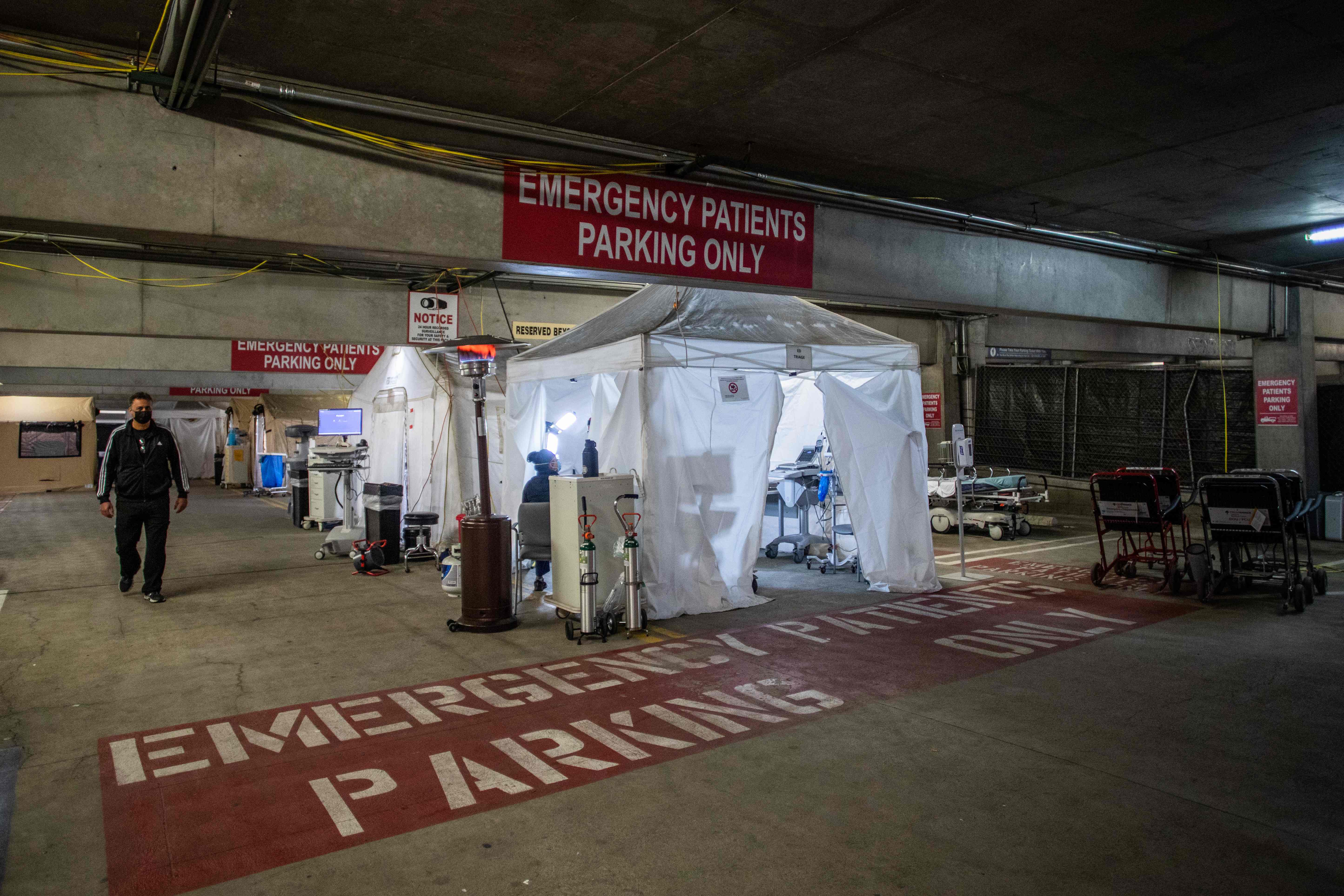 Emergency room enabled in the parking lot of the Tarzana hospital (California)