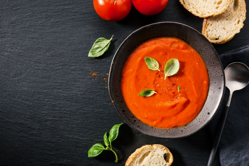 La sopa de tomate y albahaca, una delicia llena de betacarotenos.