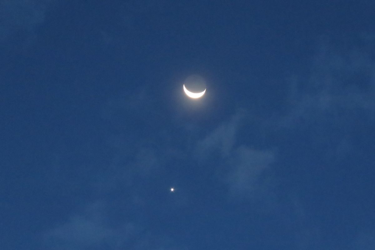 Venus y la Luna observados desde Colombia en un amanecer de enero de 2019.