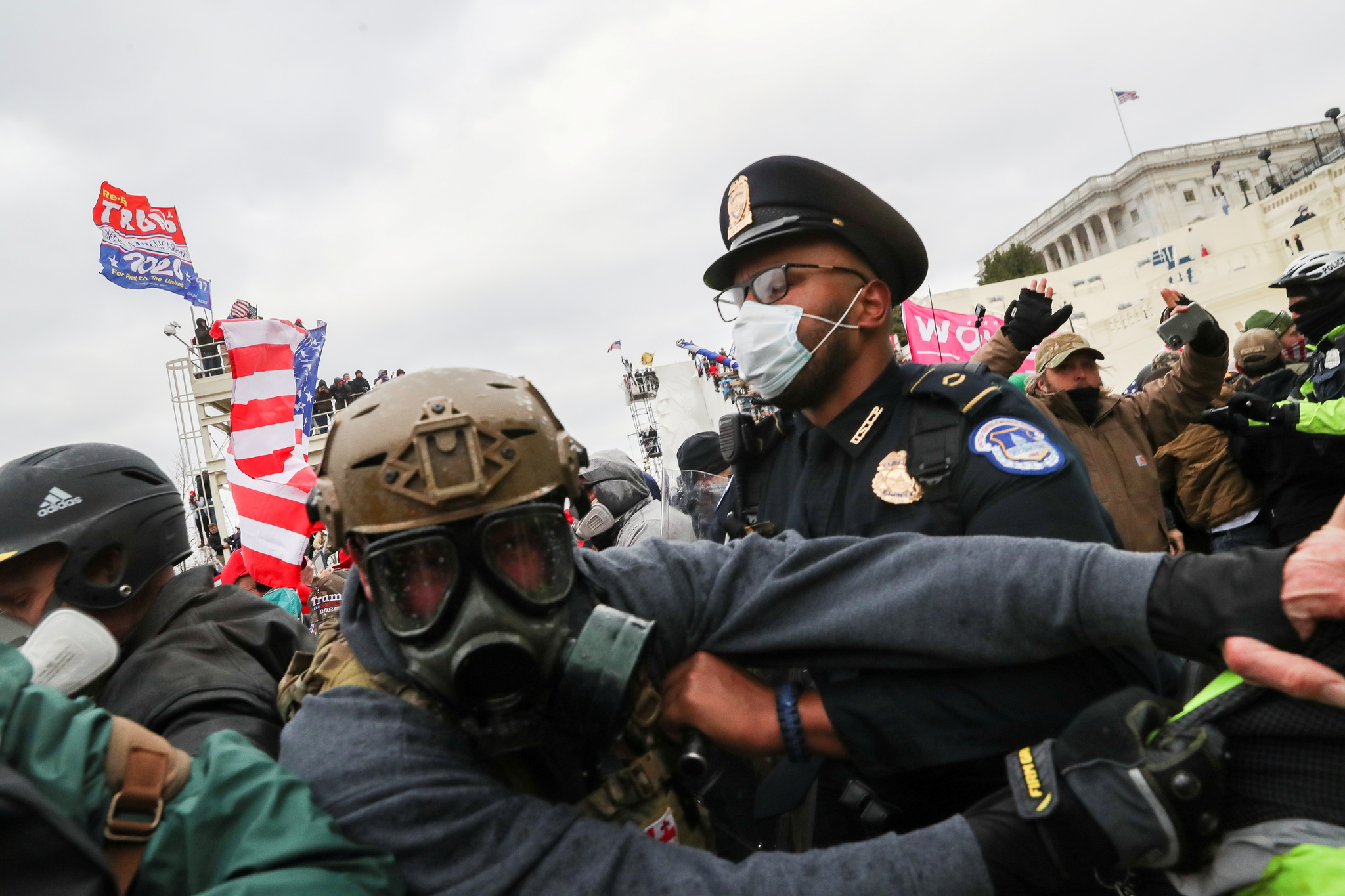 Enfrentamientos entre policía y seguidores de Trump en los alrededores del Capitolio.