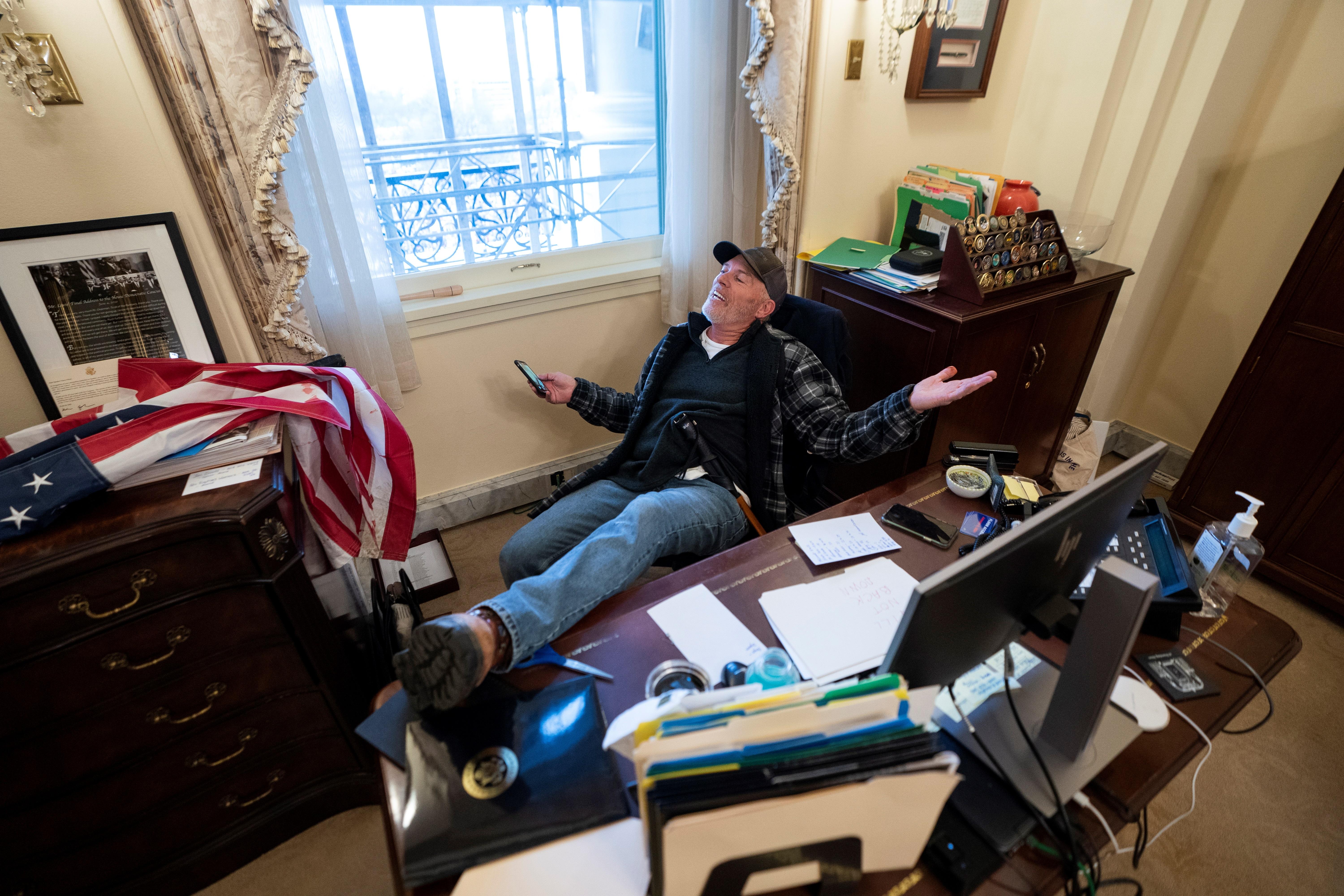 Uno de los asaltantes al Capitolio, en el despacho de Nancy Pelosi.