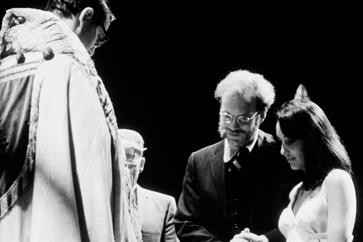 La cantante y el activista David Harris, el da de su boda, el 26 de marzo de 1968.