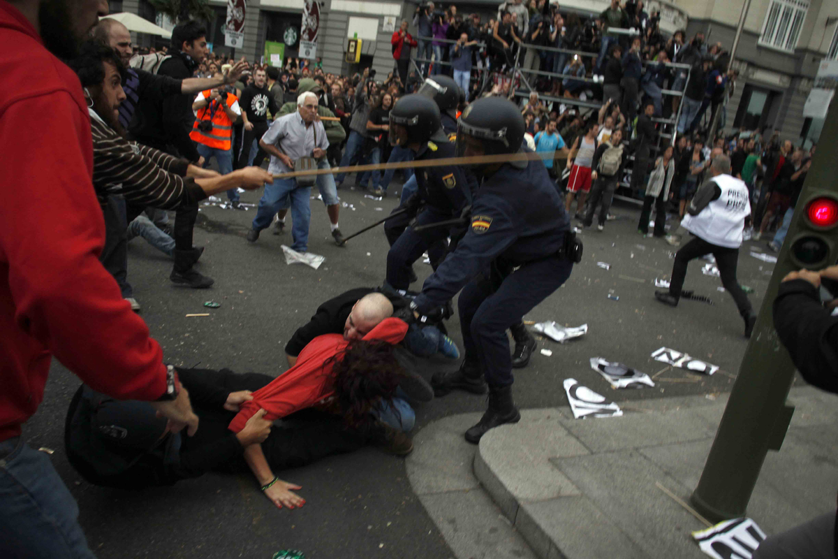 Incidentes durante la protesta 'Rodea el Congreso', incitada por Podemos en la investidura de Rajoy.