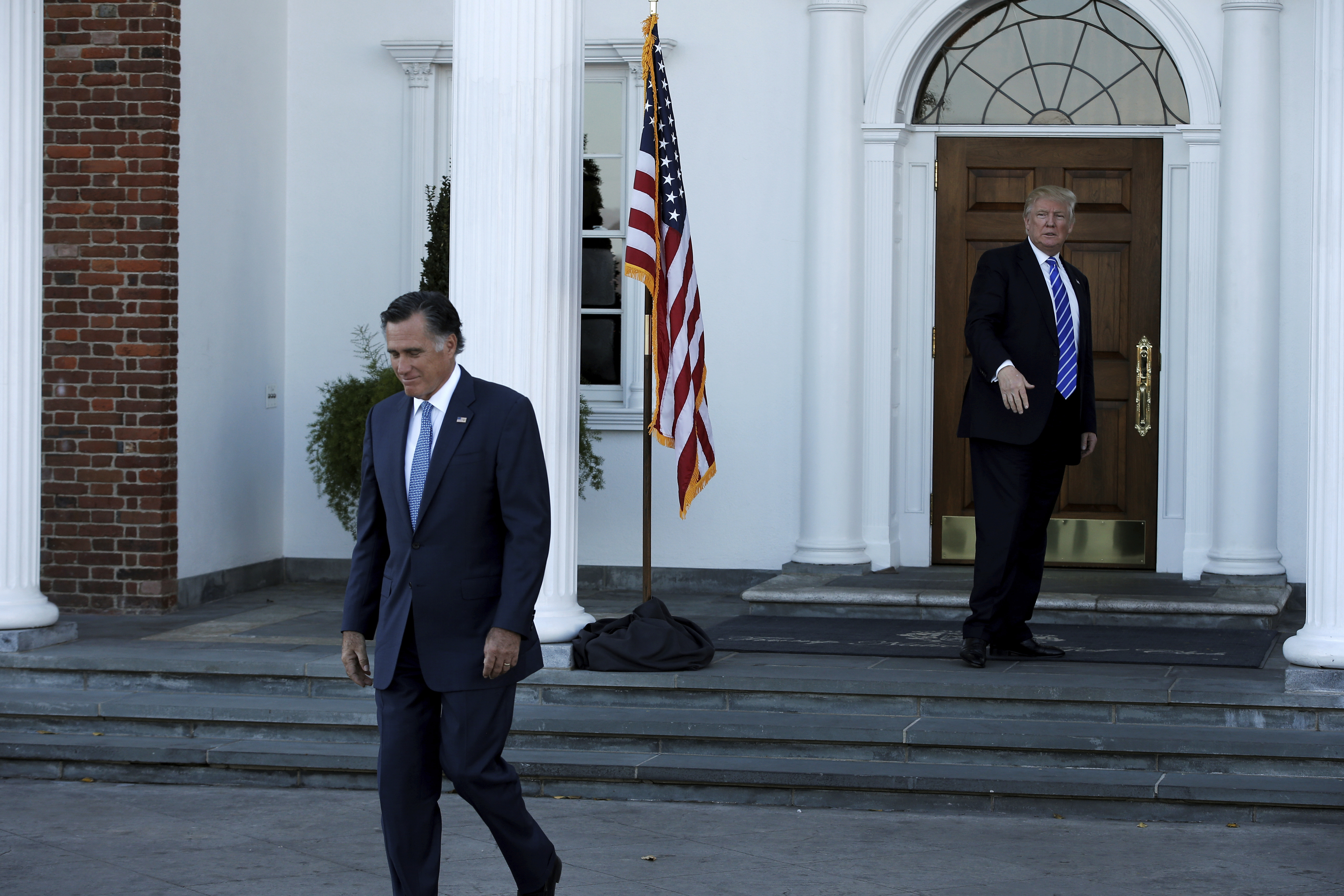 Mitt Romney tras una reunión con Trump.