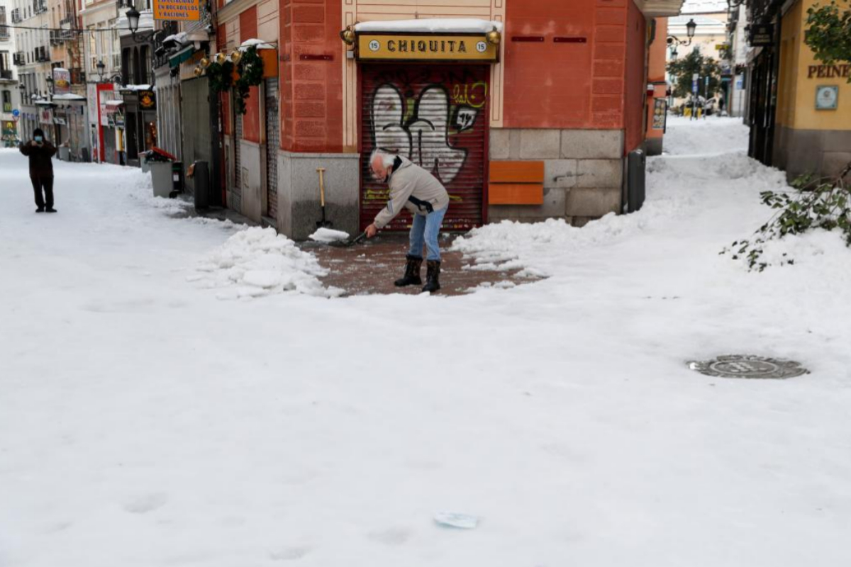 Un ciudadano retira nieve en las inmediaciones de la Plaza Mayor