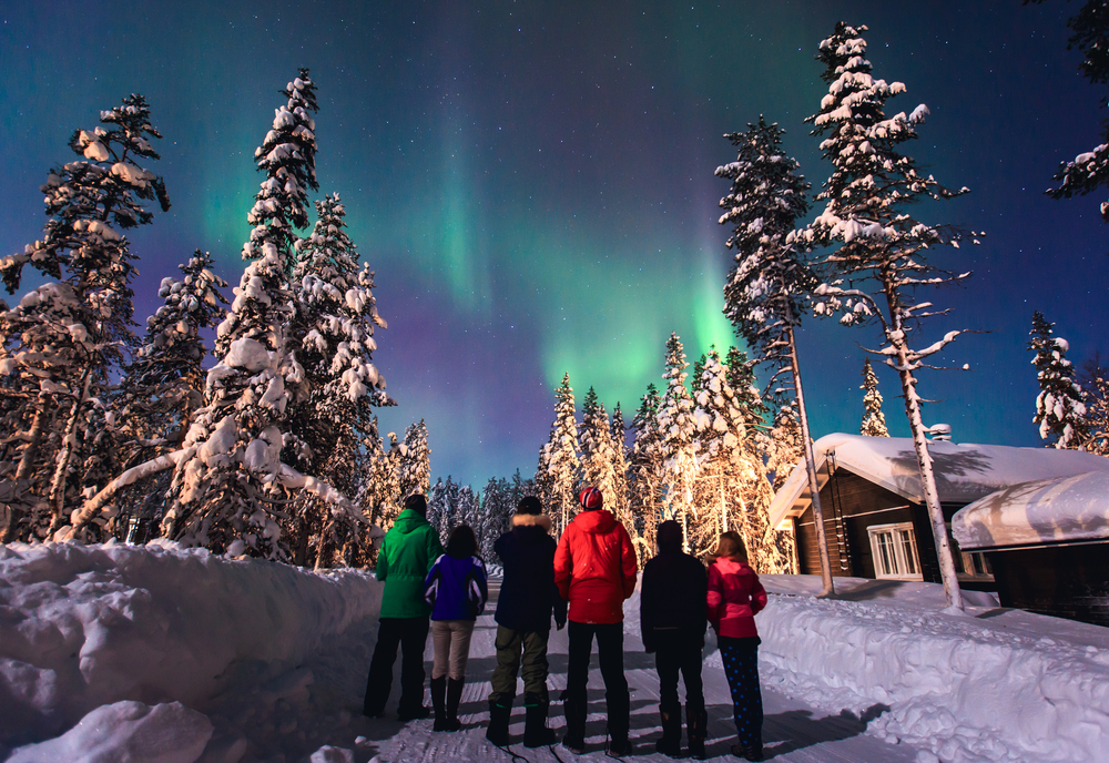 Viajeros observando las luces del Norte en la Laponia noruega.