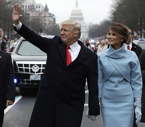 Donald y Melania Trump hace cuatro aos, el da en que l tom posesin como presidente de EEUU.