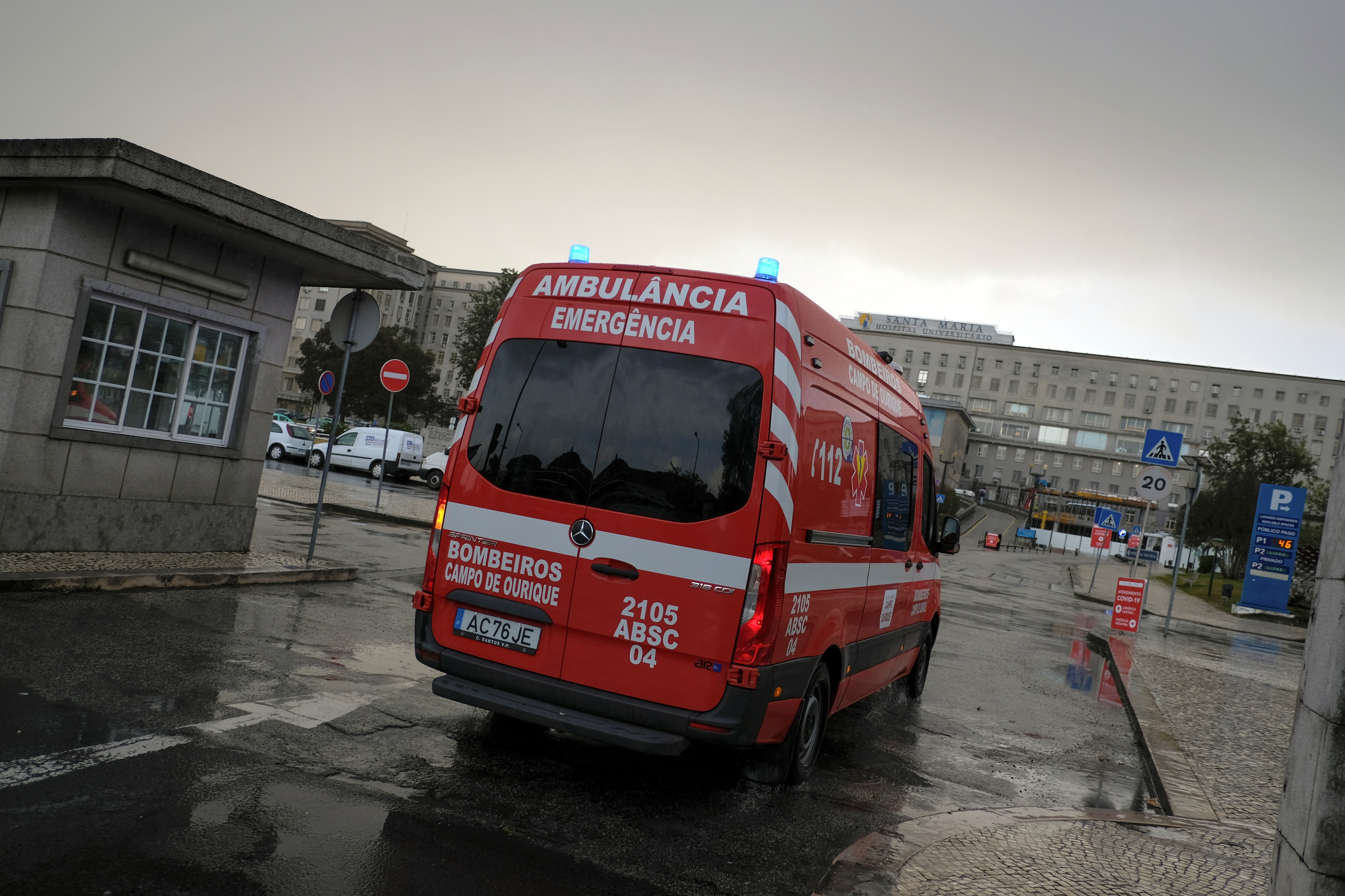Una ambulancia llega al hospital Santa Maria en Lisboa.