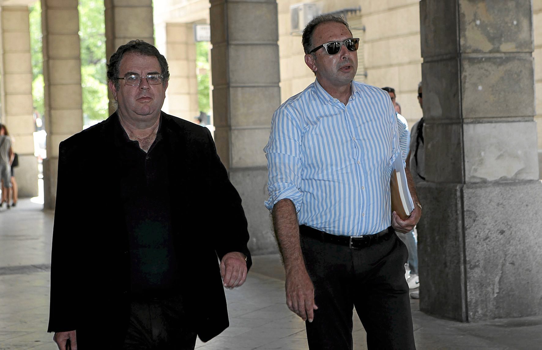 Daniel Alberto Rivera, a la derecha, con su abogado.
