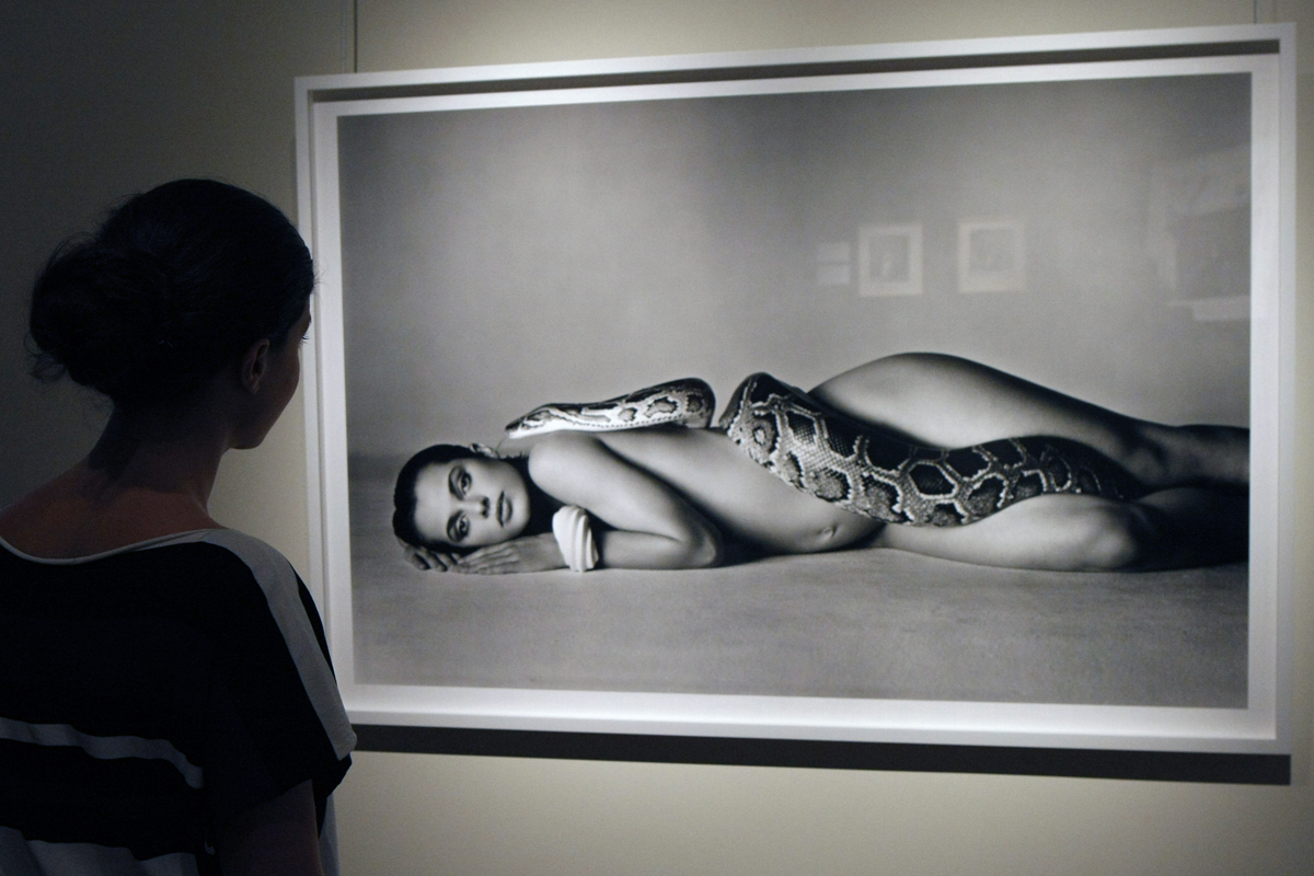 Una visitante contempla la foto de Avedon con Kinski en una exposición. 
