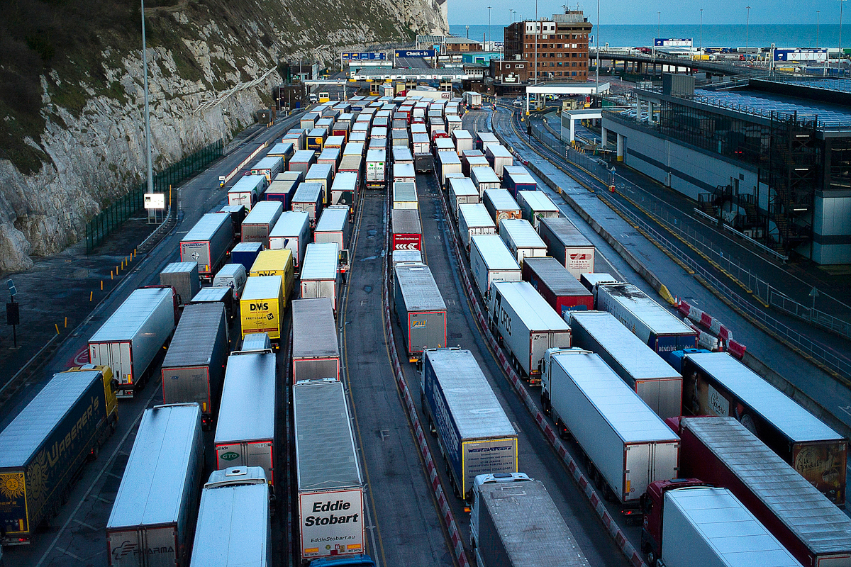 Camiones hacen cola en el puerto de Dover.
