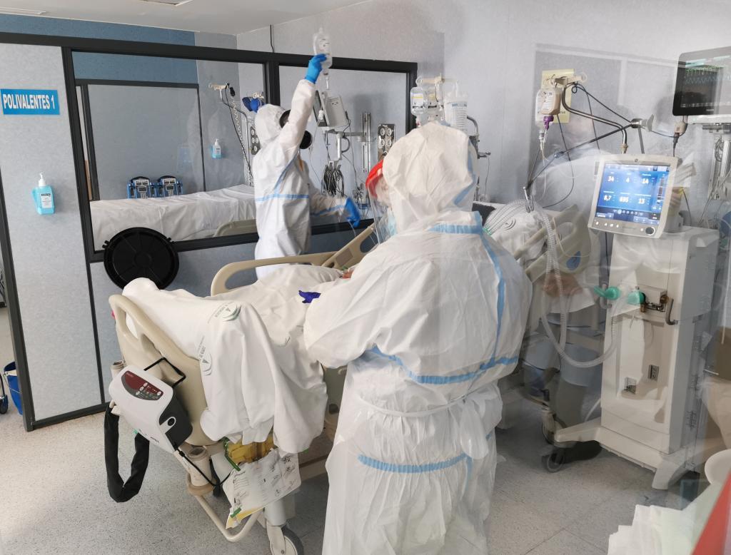 Sanitarios atienden a un paciente Covid en la UCI de un hospital durante la pandemia.