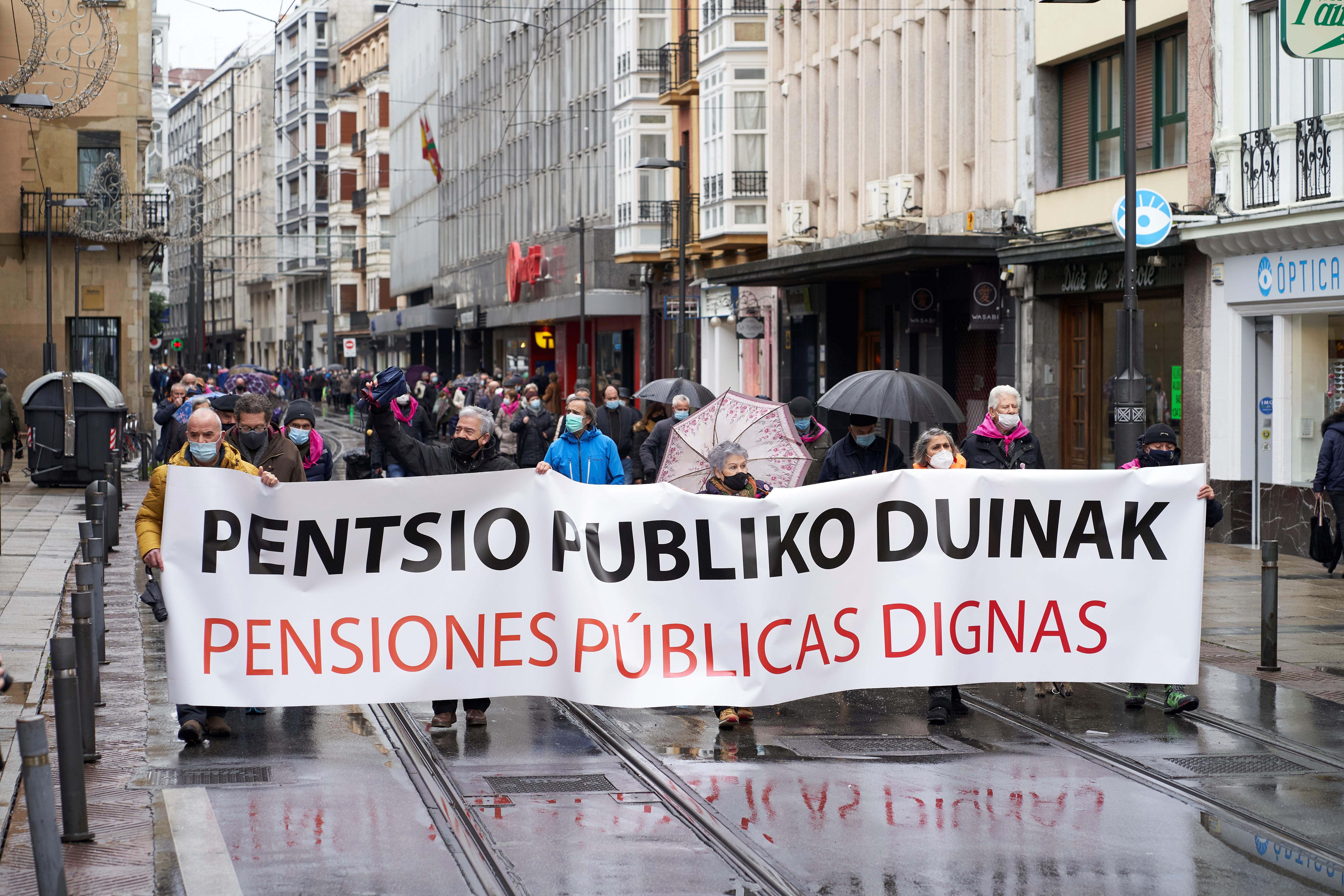 Manifestación de pensionistas vascos celebrada este lunes en Vitoria.
