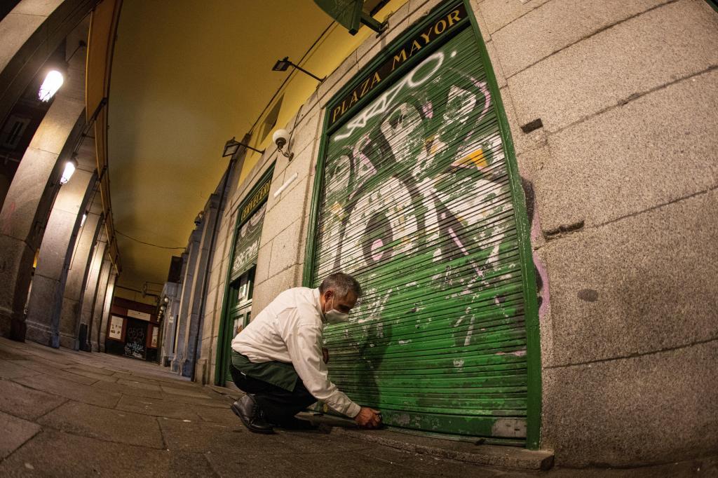 Un hostelero cierra su local en el centro de Madrid tras las ltimas restricciones.