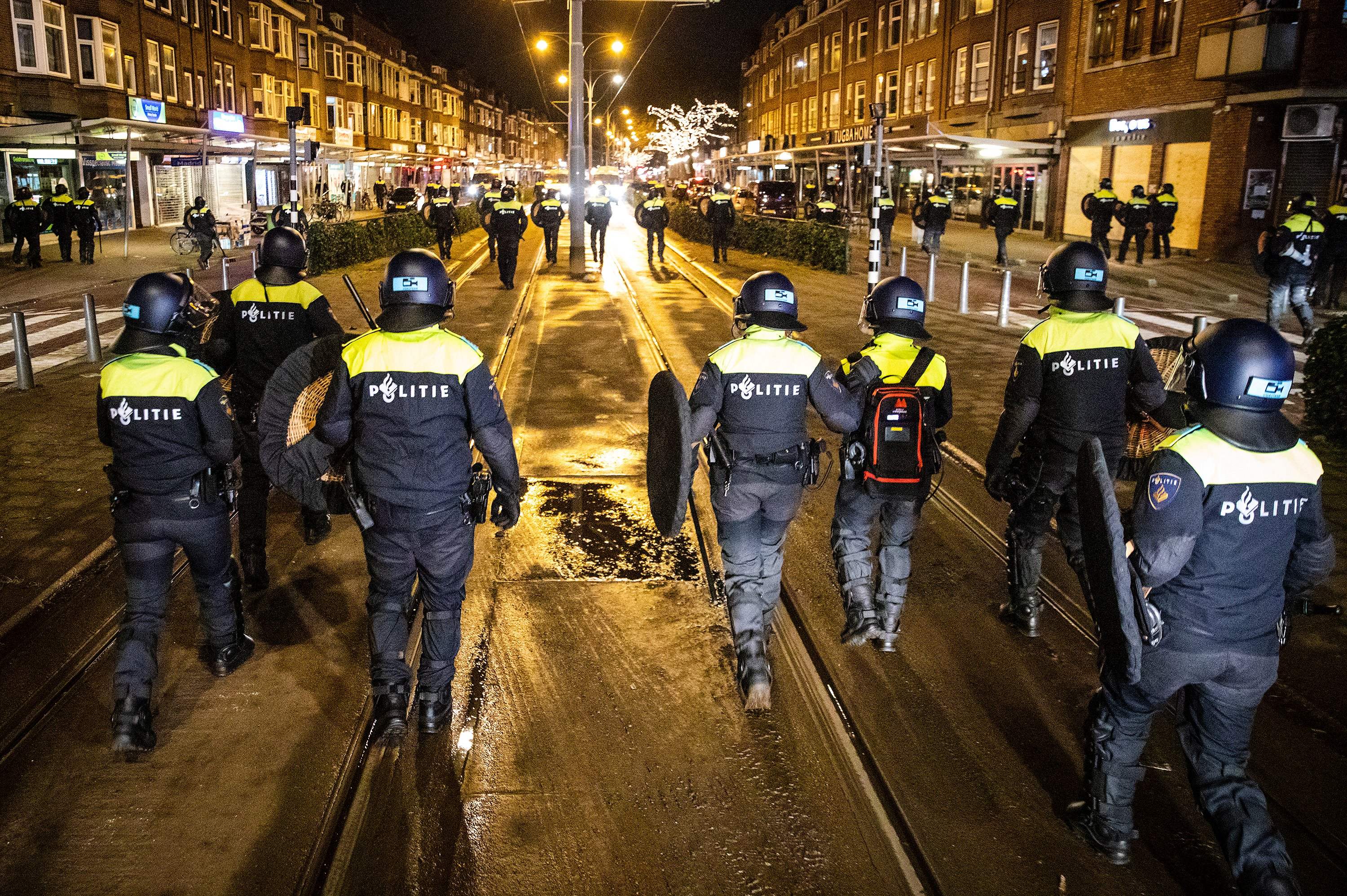La Polica de Pases Bajos vigila las calles de Rterdam.