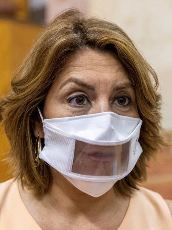 Susana Daz, con mascarilla plastificada para facilitar la lectura de labios.