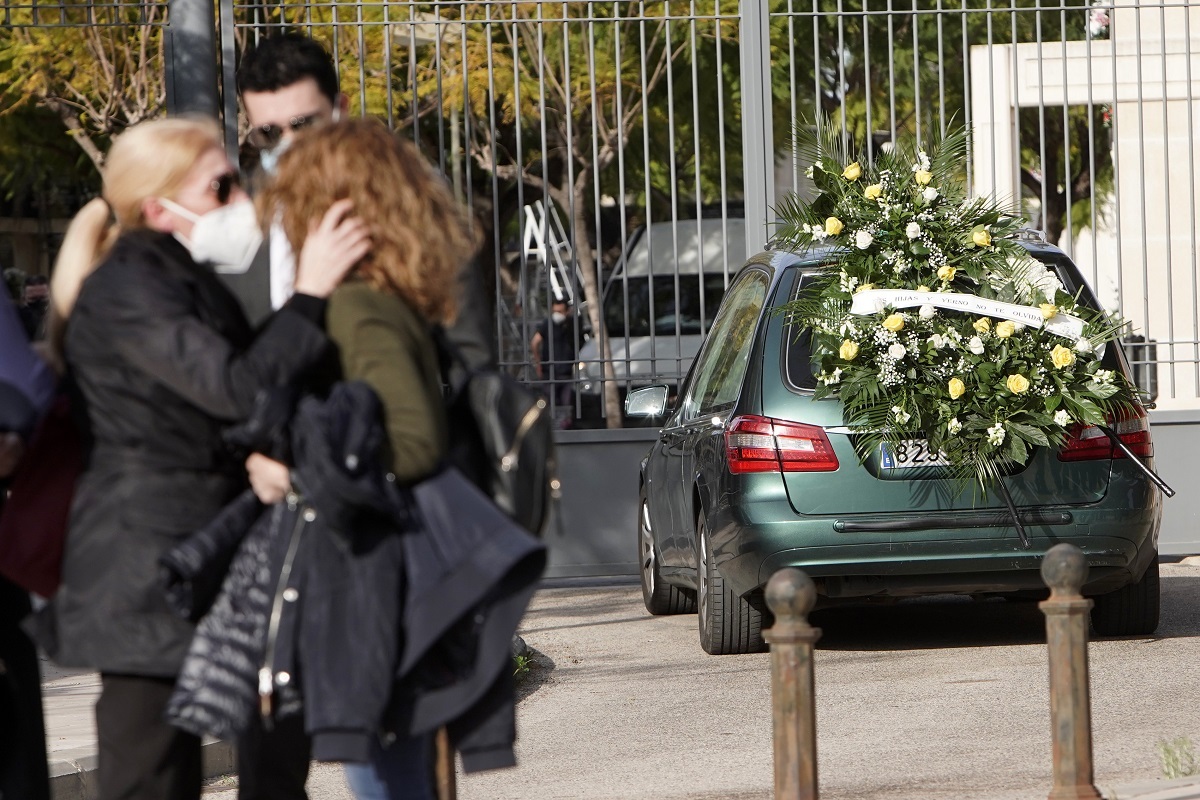 Un funeral en el cementerio general de Valencia.
